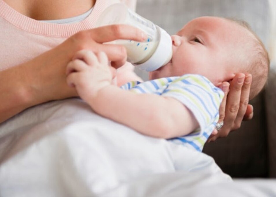 Nước ion kiềm không nên sử dụng pha sữa và uống thuốc