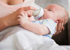 Nước ion kiềm không nên sử dụng pha sữa và uống thuốc