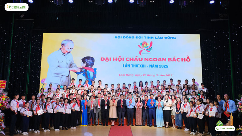 Các đại biểu cùng 84 thiếu nhi tiêu biểu đạt danh hiệu Cháu ngoan Bác Hồ.